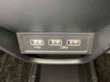 セレクトレバーの下に、スマートフォンなどの充電可能なUSB端子が2個、音源などの外部入力の可能なUSB端子が1個ついています。移動中に充電もできるので便利です。