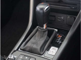 【シフトレバー】シフトもとても操作しやすいデザインになっております。運転する人の事を第一に考えた操作性の高い仕様です。