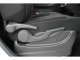 運転席リクライニング+シート上下アジャスターレバーです。運転席シートの調節ができます。