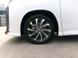 17インチ純正アルミホイール。路面に近いホイール部分は特に目立ちますし、車のイメージも大きく変わりますよ!
