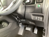 燃費をよくするECON、横滑りを防ぐVSAなどのスイッチは、運転席の右側、手の届きやすい位置にあります。