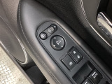 狭い駐車場で便利な電動格納ドアミラーが付いています。
