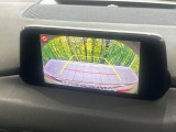 【バックカメラ】駐車時に後方がリアルタイム映像で確認できます。大型商業施設や立体駐車場での駐車時や、夜間のバック時に大活躍!運転スキルに関わらず、今や必須となった装備のひとつです!