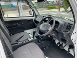 運転席にゆとりを生む広く快適なキャビン。室内幅1310mmのゆとりに加えて、左右ドアガラス間の幅は、さらに広い1370mm。快適なアームレスト付成形ドアトリムも備え、ゆったりと乗車できます。