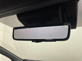 【デジタルインナーミラー】車両後方カメラの映像をルームミラーに映すことが出来ます。 そのため、後席に人や荷物があって後方が見えづらい場合でもしっかり視界を確保することが出来ます。