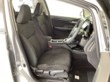 フロント広々、セパレートシートの運転席は、ハイトアジャスターが付いているので、快適にドライブができます。ハンドルはテレスコピック機能で、ハンドル位置を上・下・手前・奥に調節できます。
