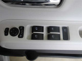 パワーウィンドウスイッチで運転席から全席の窓の開閉ができます。