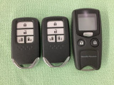 スマートキー付きですからドアロックの開閉およびエンジンスタートが楽々です。電動スライドドアの開け閉めもボタンで操作できます。加えて、純正リモコンエンジンスターター用の操作キーもついています。