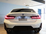L字型をモチーフにしたというLEDのテールランプ。高さが抑えられた横長のランプは、最新のBMW各車に共通する意匠