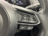 【マツダ・レーダー・クルーズ・コントロール(MRCC)】先行車との速度差や車間距離を認識し、設定した車速内で車間距離を自動で調整・維持することで、高速道路などでドライバーの負担を軽減します。