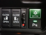 運転席からもスライドドアをボタン操作でスピーディーに開閉できます!またスマートキーでも操作できるので便利です。