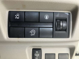 安全装備に関するボタンは運転席周りにまとめて設置されています