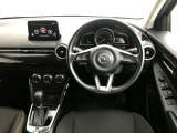 【運転席インテリアデザイン】左右対称のインテリアデザインでドライバーを包み込み運転に集中できるように設計されています。