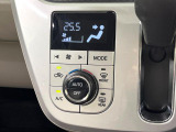【オートエアコン】一度お好みの温度に設定すれば、車内の温度を検知し風量や温度を自動で調整。暑い…寒い…と何度もスイッチ操作をする必要はありません。快適な車内空間には必須の機能ですね♪