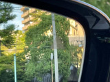 【レーンチェンジウォーニング】走行中にリアバンパーに組み込まれたセンサーが、ドライバーから死角になる左右後方の車両や、追い越し車線上を急接近してくる車両を認識し、点灯させドライバーに警告します。