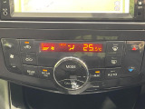 【オートエアコン】一度お好みの温度に設定すれば、車内の温度を検知し風量や温度を自動で調整。暑い…寒い…と何度もスイッチ操作をする必要はありません。快適な車内空間には必須の機能ですね♪