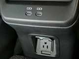 100V電源コンセント付き、ちょっとした家電も使用可能です。充電用USBジャックも付いて、携帯やオーディオ機器などの充電ができます。