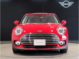 MINIのフロントグリルのデザインはイギリスで生まれた当初から、シルバーのサイドバーが折り重なった伝統的なデザインで御座います。その伝統はBMWのお車になってからでも少しずつ形を変えて守られております