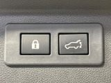 【パワーバックドア】スマートキーや運転席のボタンを押すだけでリアゲートが自動で開閉します!荷物を持っている時や、高い位置にあるバックドアを閉める際に便利な機能です♪