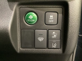 Hondaセンシング用の、VSA(ABS+TCS+横滑り抑制)解除とレーンキープアシストシステムのメインスイッチなどはハンドルの右側に装備しています。燃費に役立つECONボタンもここです。
