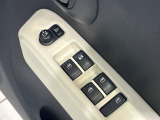 【電動格納ミラー】サイドミラーは電動格納式となっており、狭い駐車場でもキズがつくリスクを抑えられます。