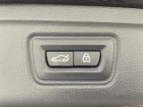 電動パワーゲートです。開閉がボタン1つで開け閉め行えます。また、状況に応じてのトランクハッチ開閉量を簡単に設定可能です。スマートオープナーも便利な機能です。ぜひお試しください。