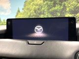 【12.3インチマツダコネクト】車内の雰囲気にマッチした大型ディスプレイ。スマホ接続でのナビ使用やBluetooth再生等、様々な機能が楽しめます。直感的なダイヤル操作が可能で、使い勝手も良好です。
