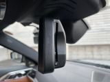 自動防眩機能を備えたルームミラー。ETC車載器を搭載しておりスタイリッシュかつ機能性を兼ね備えております。