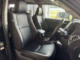 運転席の画像です。十分なスペースがあり、ゆったりした状態で運転していただけます♪