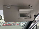 運転席のサンバイザーにはバニティーミラーを装備しています。