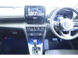 シックな色使いの運転席周り。すっきりとしたデザインで居心地の良い運転席。長く座ってられるリラックスできるデザインがいいですね!