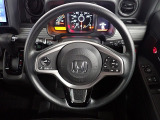 ハンドル左側にはオーディオ操作が出来るオーディオリモートコントロールスイッチ、右側にはHonda SENSINGとオートクルーズコントロールのスイッチを装備!