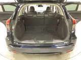 ラゲッジも広く使いやすいトランクは、開口部も広く荷物の積み下ろしもしやすいお車となっております。リアシートの背もたれは6:4の割合で分割して可倒できるので、長いお荷物などを載せることもできます。