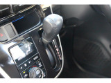 インパネセンターシフトにより足元スッキリ。車内の移動も簡単です。