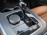 BMWの高性能オートマチックは、ATセレクトレバーを左側に倒すことで、通常の「D」から「S」(スポーツ)または「M」(マニュアル)へと切り替えが可能です。