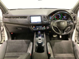 車内は光触媒抗菌消臭施工済です。インパネ周りはスタイリッシュなデザインで機能や装備も充実しています。グローブボックスやカップホルダーのほかにトレーなどたくさんの収納スペースが付いています。