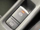 【電動パーキングブレーキ】パーキングブレーキは便利な電動式!ボタン一つで操作でき、アクセルを踏めば自動で解除されます♪レバーやペダルが無いので運転席廻りもすっきりしますね♪