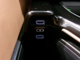 携帯電話の充電ジャックが付いています。