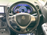 インテリアに合わせたデザインのステアリングは、運転される方のことも考え、運転しやすい形状、大きさです。是非一度、実際に触ってお確かめください。