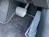 長距離運転でも足が疲れないオルガン式アクセルペダル。つま先だけの操作で速度調整ができるのでらくちんです。