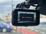 マットブラックにホワイトのLIBERALAのロゴの建物と看板が目印です。