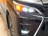 【LEDヘッドライト】悪天候や夜間走行時も良好な視界を確保し安心して運転できる高輝度LEDヘッドライトを装備!点灯速度が早く、消費電力も抑えられています。