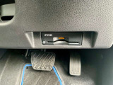 運転席の右下にETCがビルトインされています。高速道路では便利ですね!