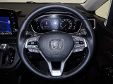 ハンドル左側にはオーディオ操作が出来るオーディオリモートコントロールスイッチ、右側にはHonda SENSINGとオートクルーズコントロールのスイッチを装備!