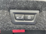 電動パワーゲートです。開閉がボタン1つで開け閉め行えます。また、状況に応じてのトランクハッチ開閉量を簡単に設定可能です。スマートオープナーも便利な機能です。ぜひお試しください。