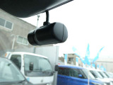 ドライブレコーダーは、車の運転中に前方の映像を記録する装置です。万が一の事故の際に、状況を記録して証拠として利用することができます。