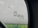 【ブラインドスポットモニター】走行中、ドアミラーの死角になりやすい箇所に後続車が接近するとサイドミラー付近に警告を表示、ドライバーに注意喚起をしてくれます。