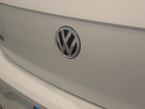 リアカメラがVWエンブレムに内蔵されています。ギアをリバースに入れると車両後方の映像が映しだされます。