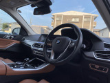 BMWのステアリングのリムは、一般的なものより少し太めにデザインされています。 これはタイヤやステアリングシャフトなどを介して伝わる路面からの入力を、しっかりと把握するためです。