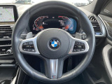 BMWのステアリングのリムは、一般的なものより少し太めにデザインされています。 これはタイヤやステアリングシャフトなどを介して伝わる路面からの入力を、しっかりと把握するためです。